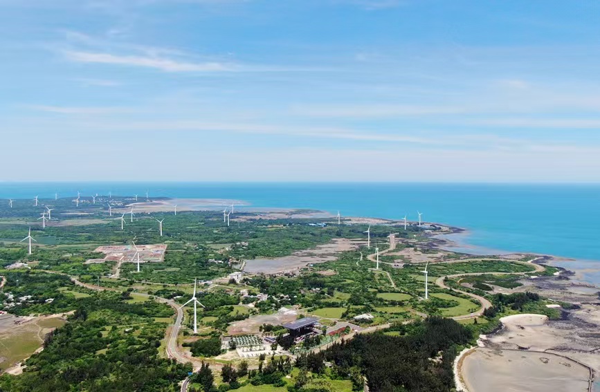 海南環(huán)島旅游公路入選第一批旅游公路項目名單。上為俯瞰圖，儋州火山海岸美如畫。人民網(wǎng)記者 符武平攝