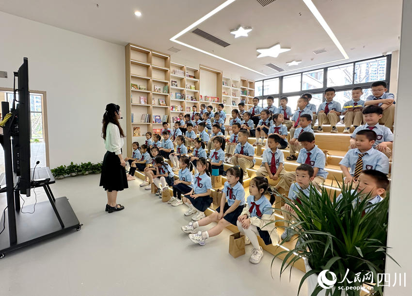 南充市將軍學(xué)校課堂上的孩子們。人民網(wǎng)記者 王波攝