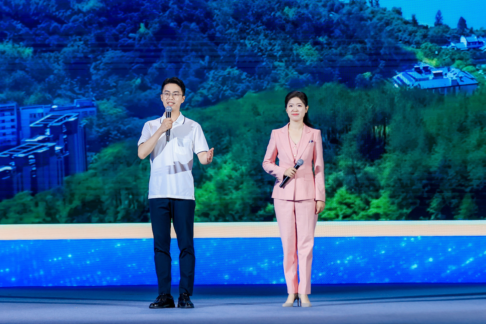 人民網(wǎng)網(wǎng)友朱開源和記者陳曦現(xiàn)場分享。