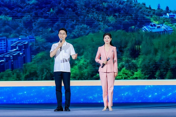 朱開源（左）在2025年中國網(wǎng)絡(luò)文明大會(huì)主論壇上。